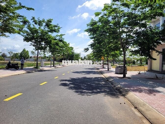 Bán nhà đẹp mt đường nhựa,3 tầng,SHR (5x18), 2ty6,Hựu Thạnh,Đức Hòa