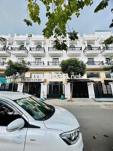 Nhà Mới Xây DT 260m2 1Trệt 1Lửng 3Lầu 4Pn 5Wc Sân Thượng Sẳn Máy Lạnh