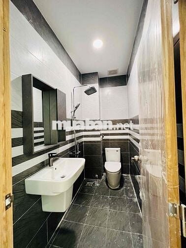 Nhà Mới Xây DT 260m2 1Trệt 1Lửng 3Lầu 4Pn 5Wc Sân Thượng Sẳn Máy Lạnh