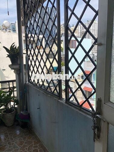 Nhà sát mặt tiền đường Đoàn Văn Bơ, 38.5m2, 1 trệt 3 lầu, 5 phòng ngủ