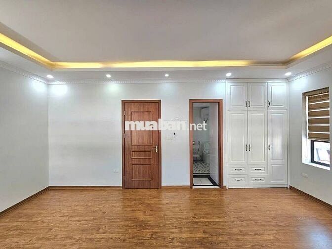 Nhà biệt tự giá rẻ 50m², thang máy, đường Nguyễn Văn Linh, Q.Long Biên