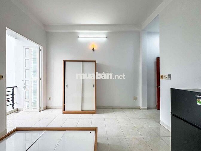 Studio Ban Công Rộng 30m2 Nội Thất Cơ Bản Ngay CV Làng Hoa