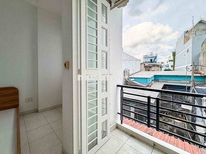 Studio Ban Công Rộng 30m2 Nội Thất Cơ Bản Ngay CV Làng Hoa