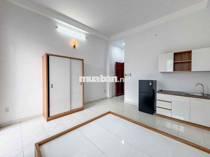 Studio Ban Công Rộng 30m2 Nội Thất Cơ Bản Ngay CV Làng Hoa