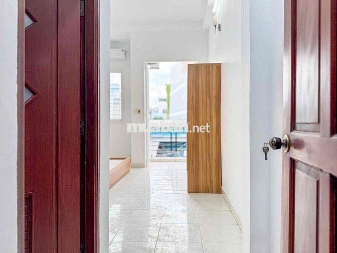 Studio Ban Công Rộng 30m2 Nội Thất Cơ Bản Ngay CV Làng Hoa