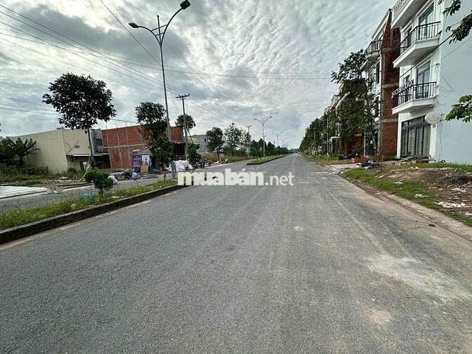 - Nhà cho thuê nguyên căn mới 100%, đường D1, kdc Hồng Loan