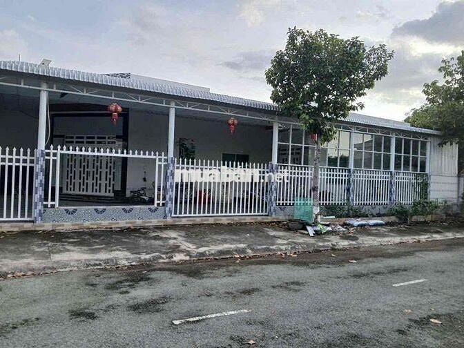 Nhà mới xây 240m2 giấy tờ đầy đủ ( chính chủ không qua cò₫