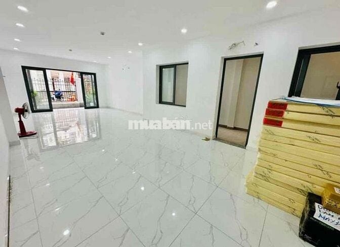 Cho thuê nhà ngang 8m 421B Sư Vạn Hạnh, phường 12, quận 10.