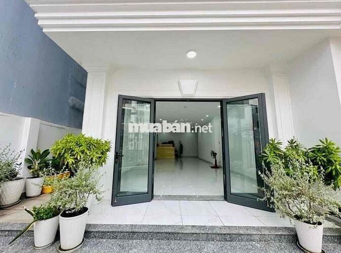 Cho thuê nhà ngang 8m 421B Sư Vạn Hạnh, phường 12, quận 10.