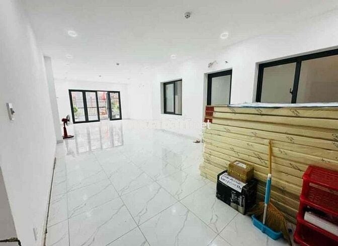 Cho thuê nhà ngang 8m 421B Sư Vạn Hạnh, phường 12, quận 10.