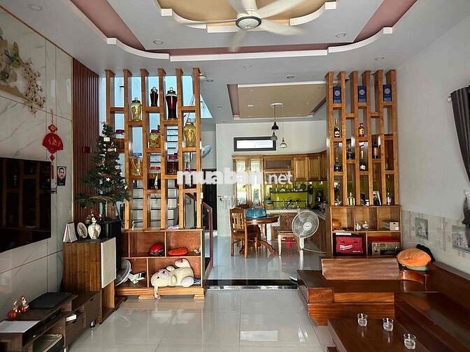 Cho thuê căn nhà ở siêu thoáng đẹp đối diện công viên chợ