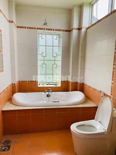 Bán nhà Biệt thự rẻ đẹp hxh (13x19) Dương Quảng Hàm p6 Gò Vấp (Bờ kè)