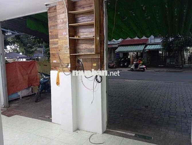 vỉa hè rộng- ngang 8m- có 2pn +bếp trên lầu.