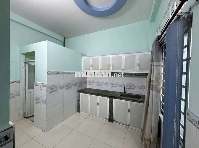 Nhà mặt tiền nhánh tiện kinh doanh nhỏ lẽ , 3p . Đường 8m thông .