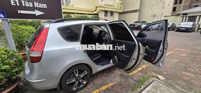 Bán xe hyundai i30cw 2010 màu bạc