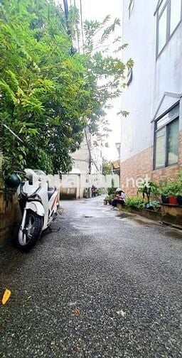 BÁN NHÀ 2 TẦNG CÓ SÂN THƯỢNG XE Ô TÔ ĐỂ TRONG SÂN