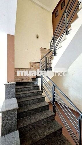 BÁN NHÀ 2 TẦNG CÓ SÂN THƯỢNG XE Ô TÔ ĐỂ TRONG SÂN