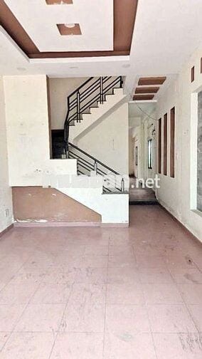 BÁN NHÀ 2 TẦNG CÓ SÂN THƯỢNG XE Ô TÔ ĐỂ TRONG SÂN