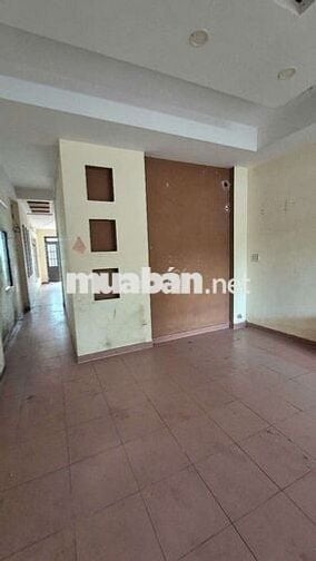 BÁN NHÀ 2 TẦNG CÓ SÂN THƯỢNG XE Ô TÔ ĐỂ TRONG SÂN