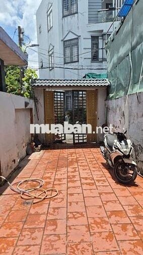 BÁN NHÀ 2 TẦNG CÓ SÂN THƯỢNG XE Ô TÔ ĐỂ TRONG SÂN