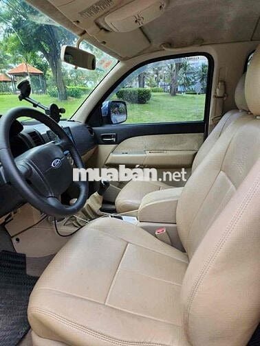 Ford Everest 2012 2.6L 4x4 MT - 128000 km