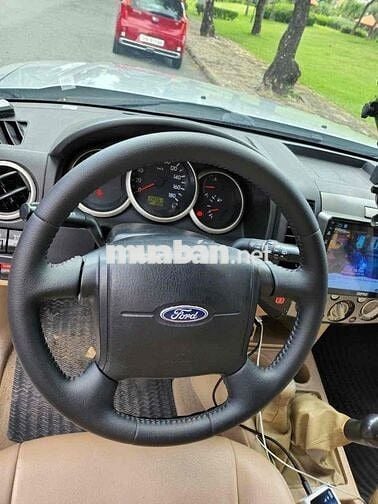 Ford Everest 2012 2.6L 4x4 MT - 128000 km