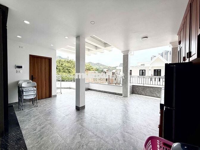 CHO THUÊ NHÀ MỚI ĐẸP CÓ THANG MÁY NGAY LÔ GÓC KĐT PHÍA BẮC NHA TRANG