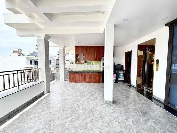 CHO THUÊ NHÀ MỚI ĐẸP CÓ THANG MÁY NGAY LÔ GÓC KĐT PHÍA BẮC NHA TRANG