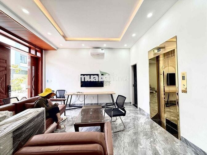 CHO THUÊ NHÀ MỚI ĐẸP CÓ THANG MÁY NGAY LÔ GÓC KĐT PHÍA BẮC NHA TRANG