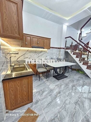 Nhà mới xây sẵn ít nội thất, 4pn, sân ôtô, đường thông 8m.