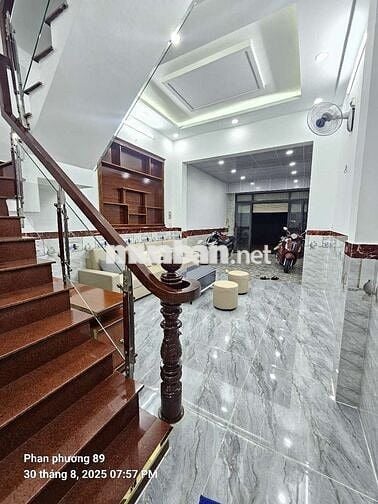 Nhà mới xây sẵn ít nội thất, 4pn, sân ôtô, đường thông 8m.