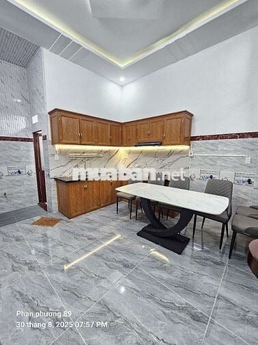 Nhà mới xây sẵn ít nội thất, 4pn, sân ôtô, đường thông 8m.