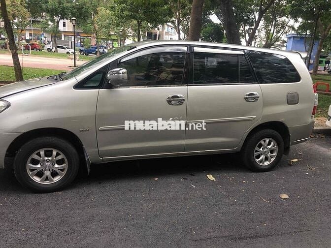 Toyota Innova 2006 J - 123456 km