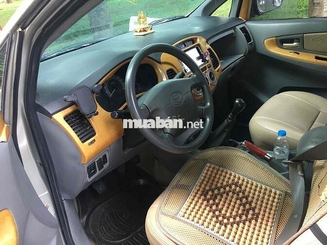 Toyota Innova 2006 J - 123456 km