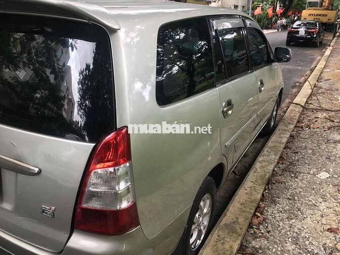 Toyota Innova 2006 J - 123456 km