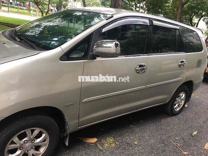 Toyota Innova 2006 J - 123456 km