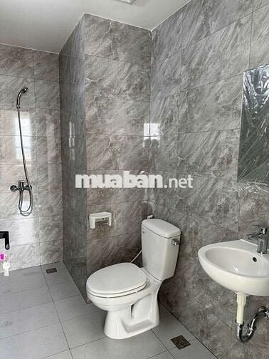 CHO THUÊ CĂN HỘ 2PN KẾ 550 DĨ AN, NỘI THẤT CƠ BẢN 5TR/THÁNG