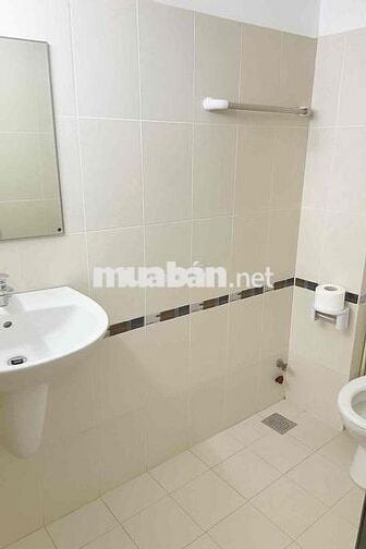 phòng lầu 3 wc tầng trệt - ban công + sân chill + cửa sổ lớn