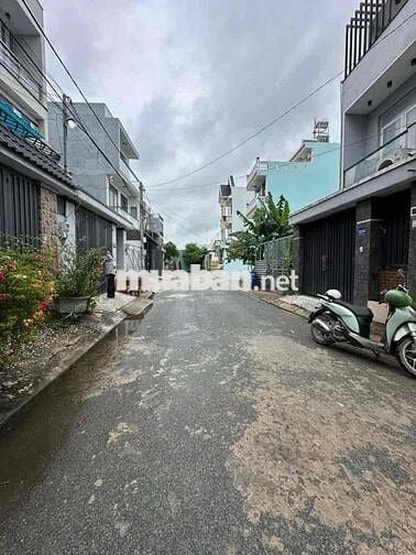 HẺM NHỰA 8M VÕ THỊ HỒI, HÓC MÔN, NHÀ 3 LẦU MỚI CỨNG ĐẸP KENG
