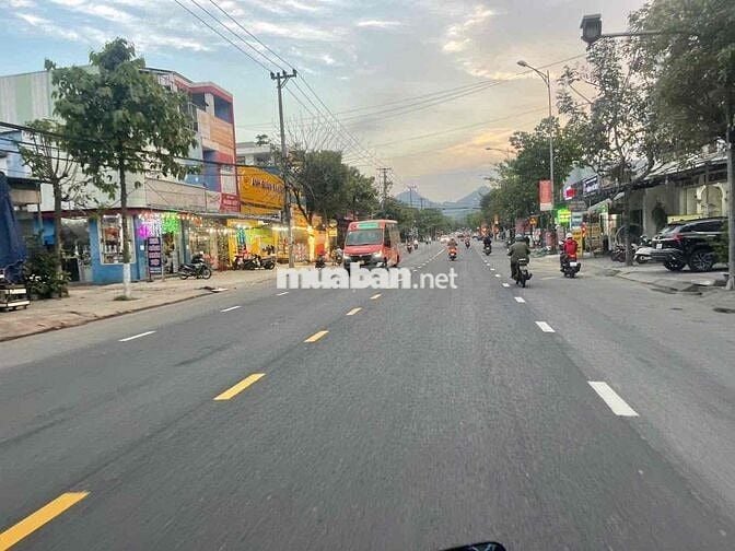 lô góc măt tiền mai đăng chơn. ..đã nẵng. gân làng đai học