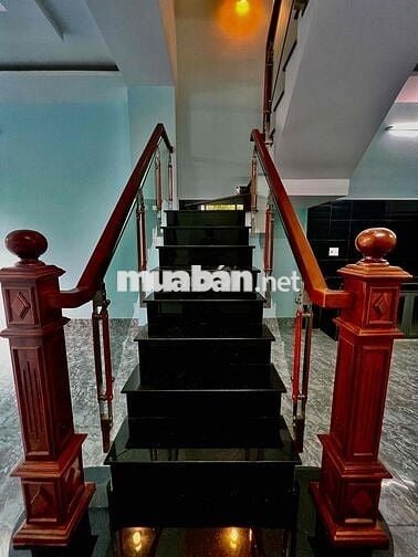 Nhà Mới DT 220m2 1Trệt 3Lầu 6Pn 4Wc Sân Thượng Sân Để Xe Rộng