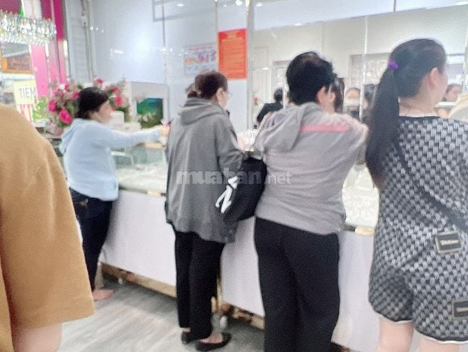 NMT đối diện cổng chính chợ Phạm Văn Hai. 