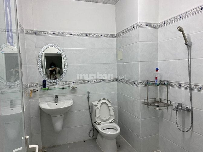 NMT đối diện cổng chính chợ Phạm Văn Hai. 