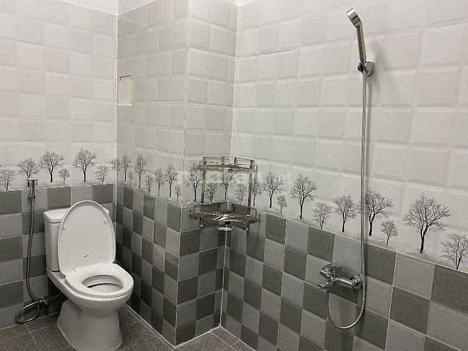NMT đối diện cổng chính chợ Phạm Văn Hai. 