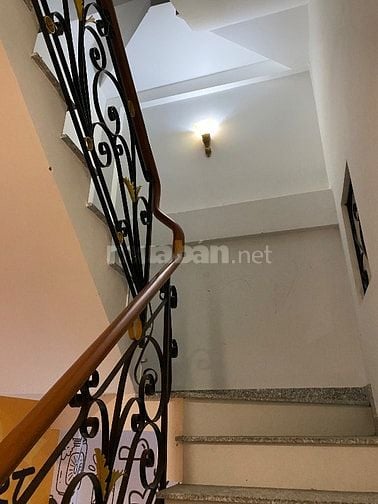 NMT đối diện cổng chính chợ Phạm Văn Hai. 