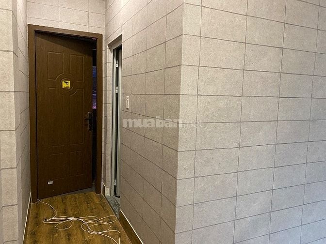 NMT đối diện cổng chính chợ Phạm Văn Hai. 