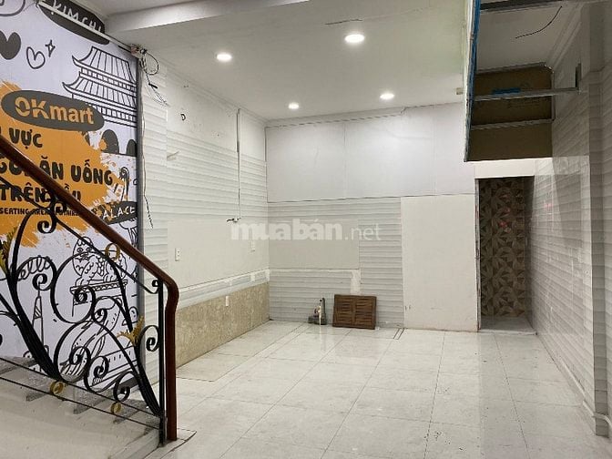 NMT đối diện cổng chính chợ Phạm Văn Hai. 