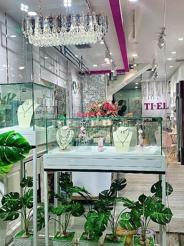 NMT đối diện cổng chính chợ Phạm Văn Hai. 