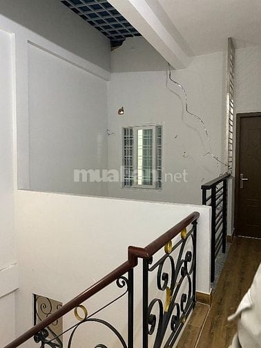 NMT đối diện cổng chính chợ Phạm Văn Hai. 