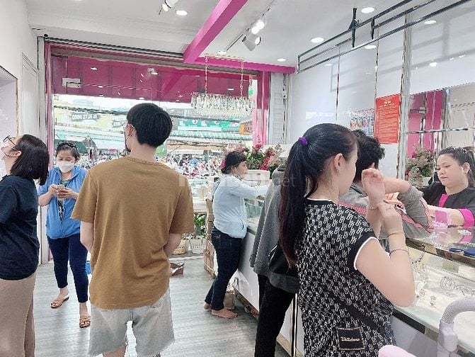 NMT đối diện cổng chính chợ Phạm Văn Hai. 